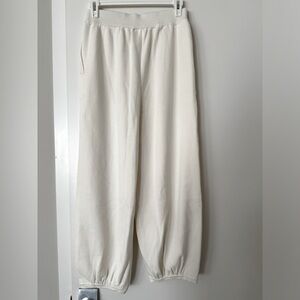 NWOT Medium luxurious soft flowie pants w pockets